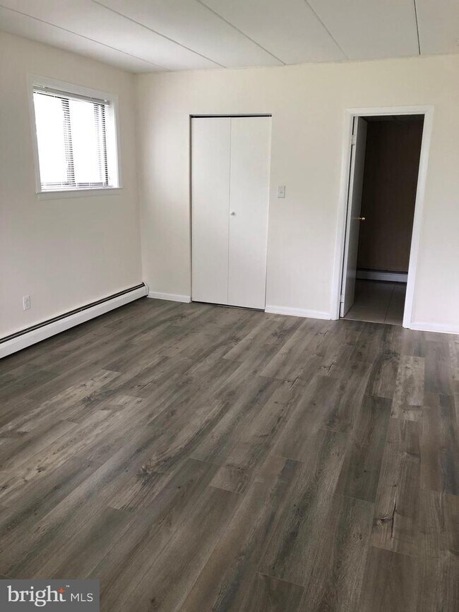 Building Photo - 1575 W St Rd