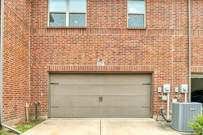 Building Photo - Beautiful 3 Bedroom Luxury Townhome, MCKIN...