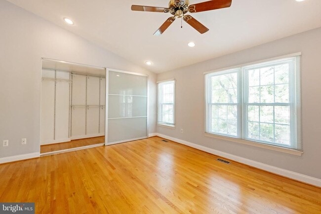 Building Photo - 215 Lynn Manor Dr