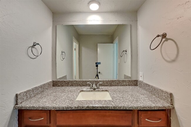 Building Photo - 14922 Spring Lake Dr