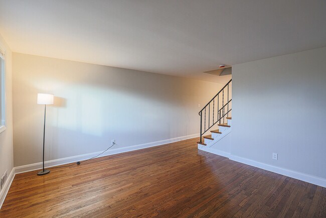 Building Photo - 3 Bedroom home Parkville with Parking