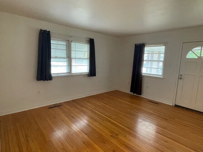 Building Photo - 156 E Cox St