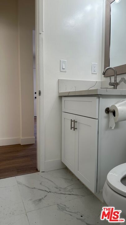 Building Photo - 517 S Kenmore Ave