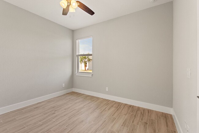 Building Photo - 123 Tulip Ln