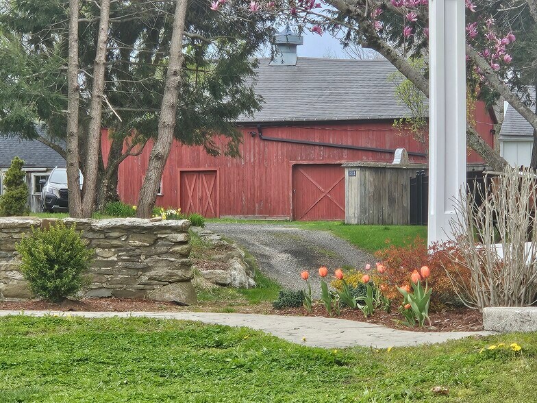 Building Photo - 4 Perrin Rd