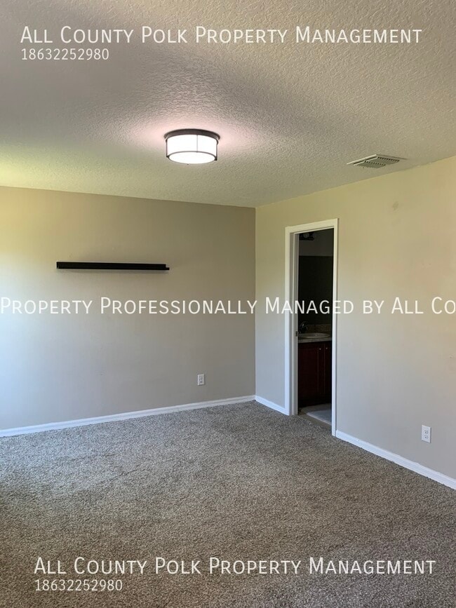 Building Photo - Lakeland Oasis! 3 Bedroom Duplex in Villag...