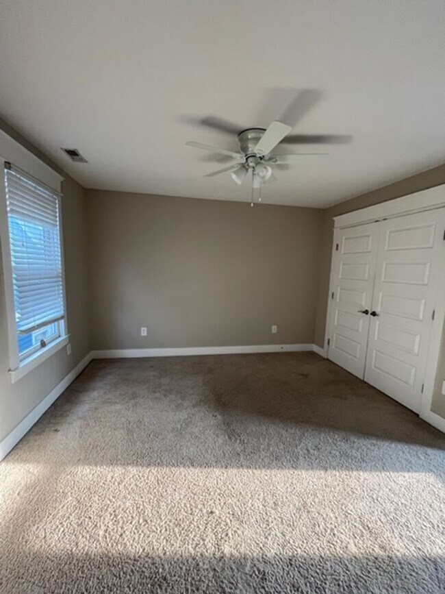 Building Photo - Spacious 3 Bed/2.5 Single Family Home in the Nations, Off Street Parking w Parking pad, Fenced Yard