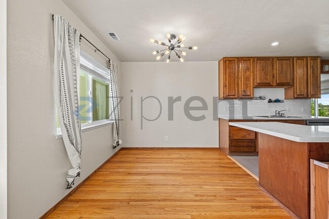 Building Photo - Unit