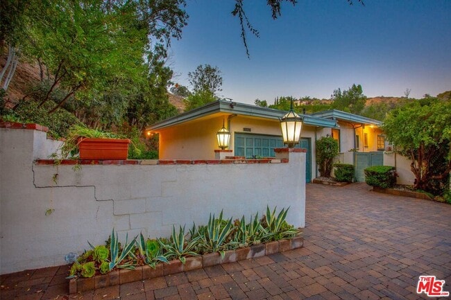 Building Photo - 10216 Cielo Dr