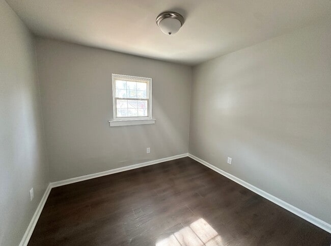 Building Photo - 424 34th Ave W