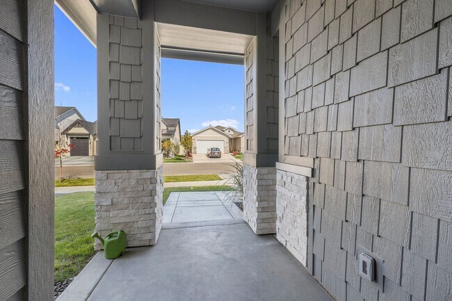 Building Photo - Beautiful 4 bed 2.5 bath home