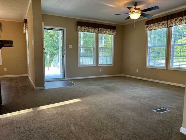 Building Photo - Move in Ready - 2 Bedroom/2 Bath