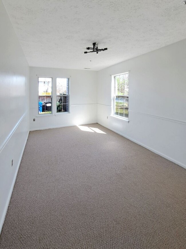 Building Photo - 3870 Gateview Pl