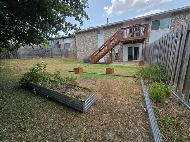 Building Photo - 2504 Manor Cir