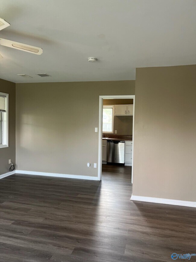 Building Photo - 1002 Lowell Dr SE