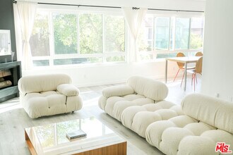 Building Photo - 10823 Camarillo St