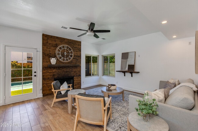 Building Photo - 2119 E New Bedford Dr