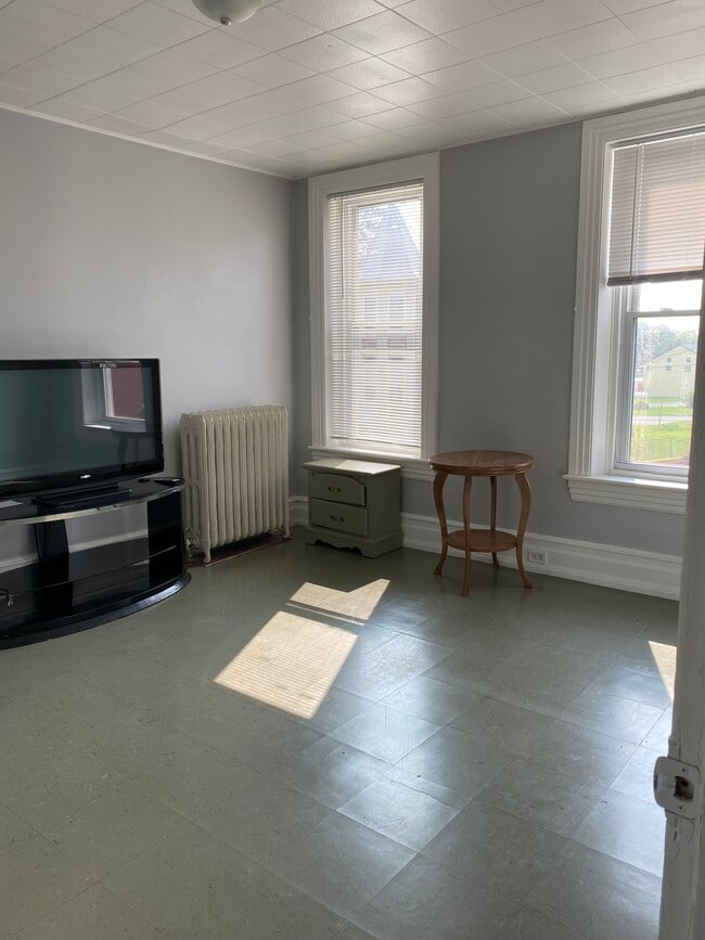 Apartment 3 bedroom - 403 W Main St