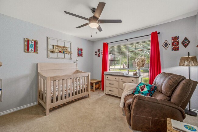 Building Photo - Beautiful large 3 bedroom home