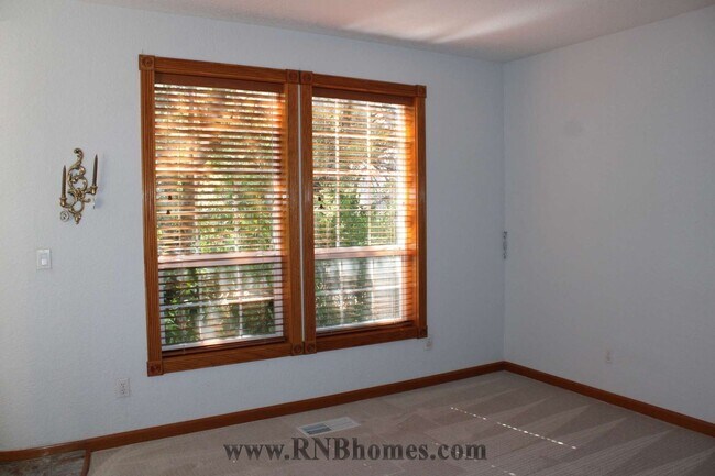 Building Photo - 677 Hoppe Ln