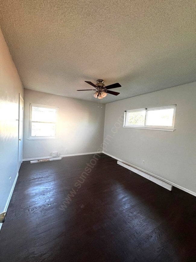 Building Photo - Stunning 3 Bedroom, 2 Bathroom Home on a L...
