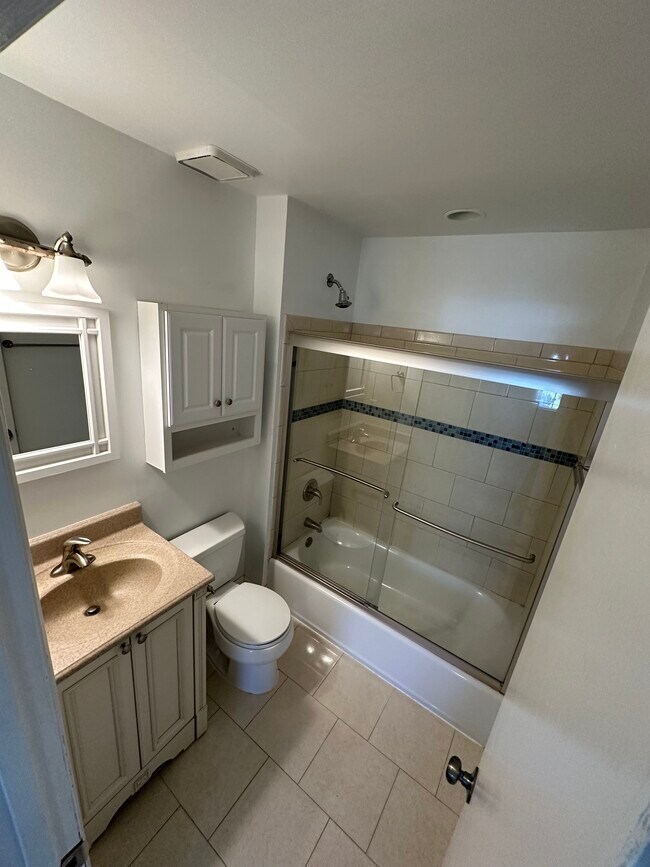 Building Photo - 951 Beresford Ct