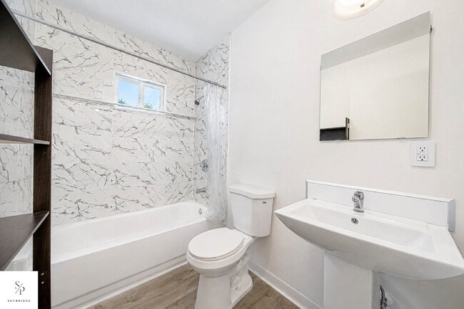 Building Photo - Furnished 5-Bedroom Home Near the 57 & 60 — Ideal for Roommates or Students