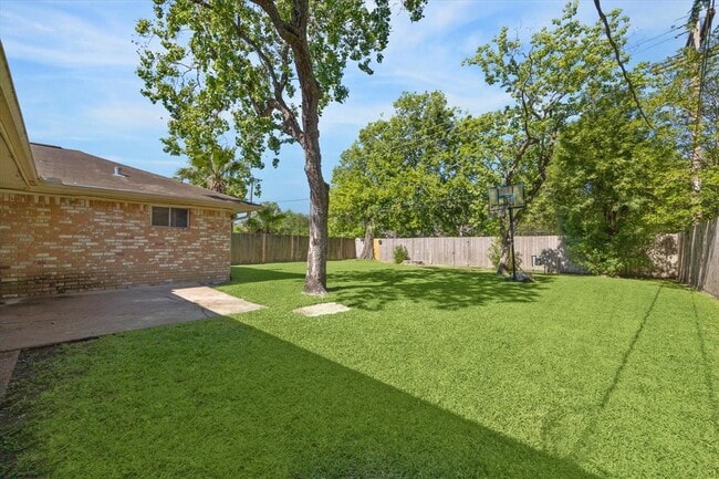 Building Photo - 8010 Braeburn Valley Dr