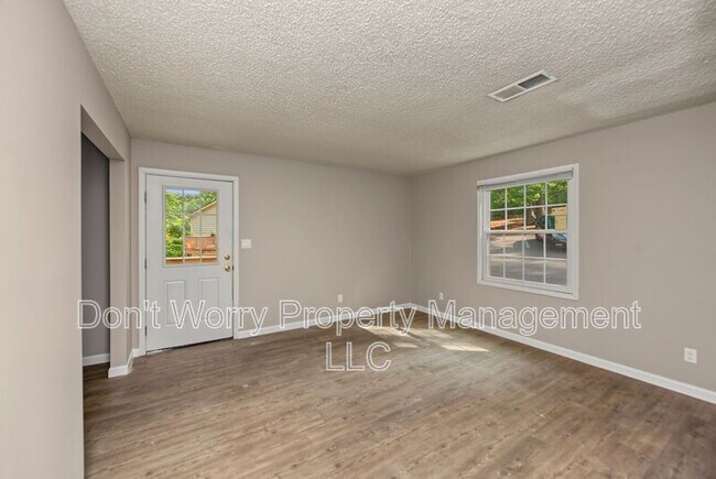 Building Photo - 615 Dumaine St