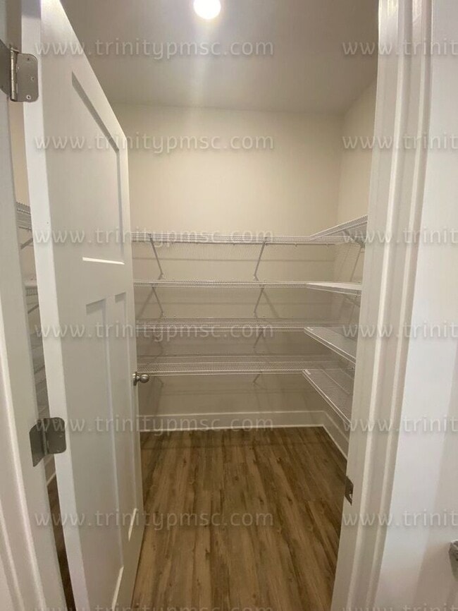Building Photo - Gorgeous 4/2.5 waiting for you!