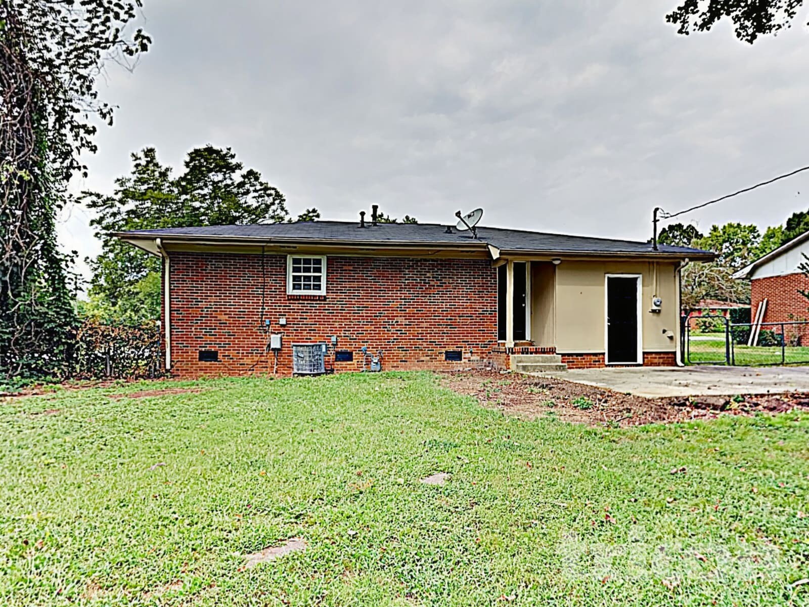 Building Photo - 4300 Oak Forest Dr