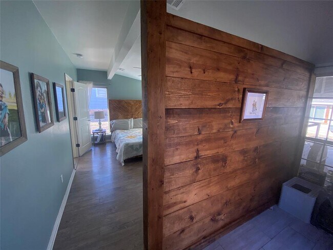 Building Photo - 1633 NE 11th St