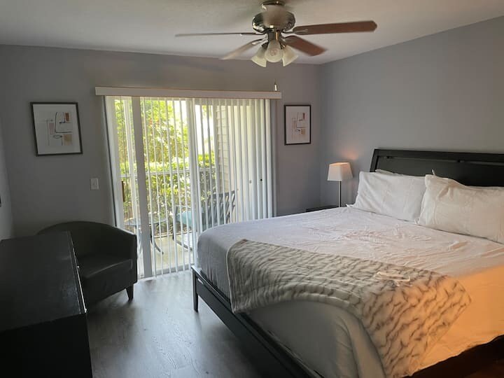 Master bedroom with screened-in lanai - 850 S Tamiami Trl