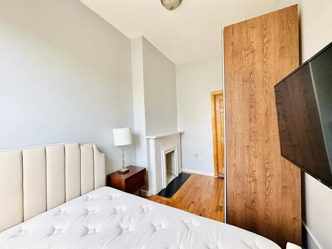 Building Photo - Furnished room/NOT APARTMENT