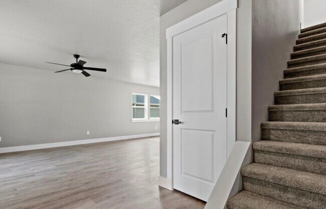 Building Photo - 465 S 3rd E St