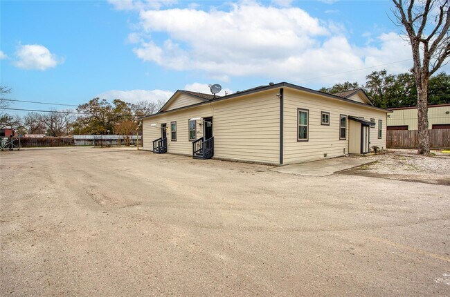 Building Photo - 14310 1/2 Sweeney Rd