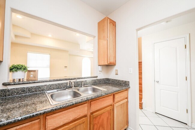 Building Photo - 1000 Ranchway Dr