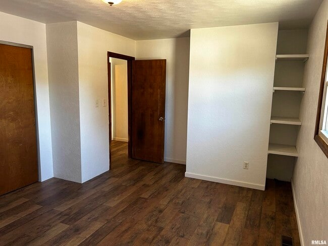 Building Photo - 1107 Eisenhower Dr