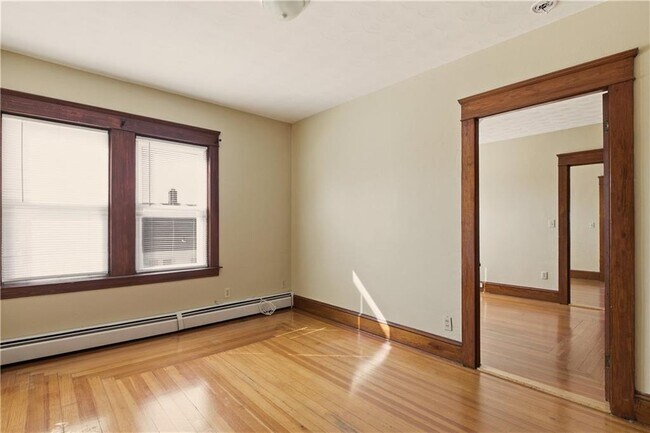 Building Photo - 984 York Ave