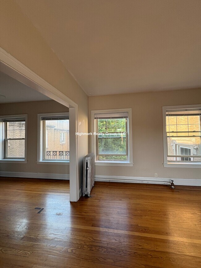 Building Photo - 830 Reba Pl