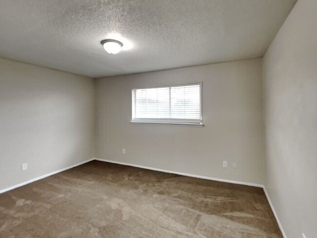 Building Photo - No App Fees. 1 Month Free Rent*