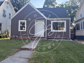 Building Photo - Close to University of Toledo 4 bedroom 2 bathroom home.