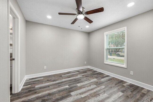 Building Photo - Newly remodeled Unit Ready for you!