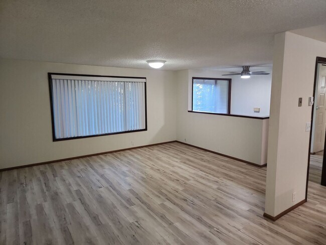 Building Photo - Beautiful Large home in private and quiet community