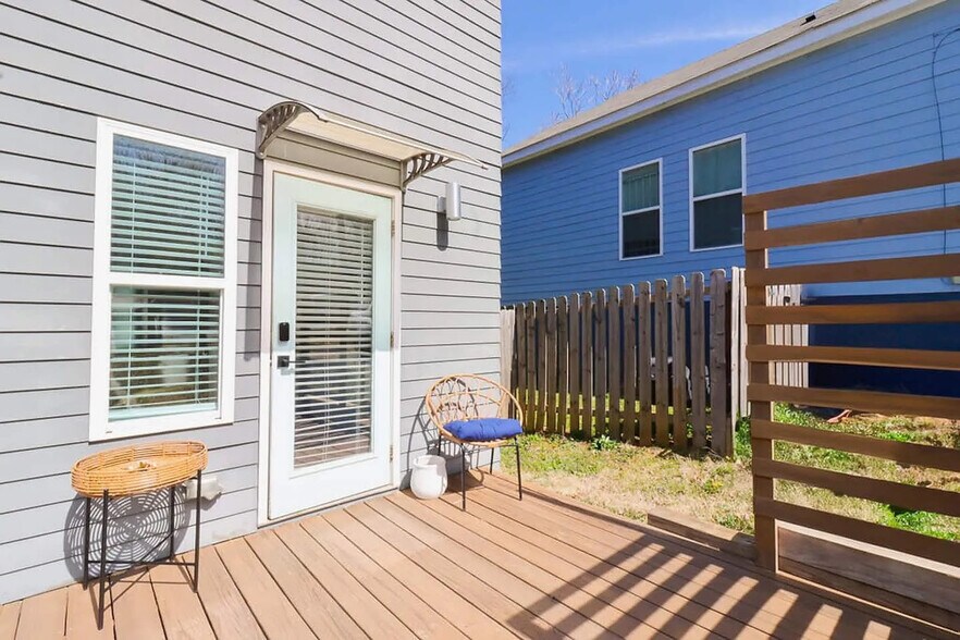 Building Photo - Room in House on Bowen Ave SE