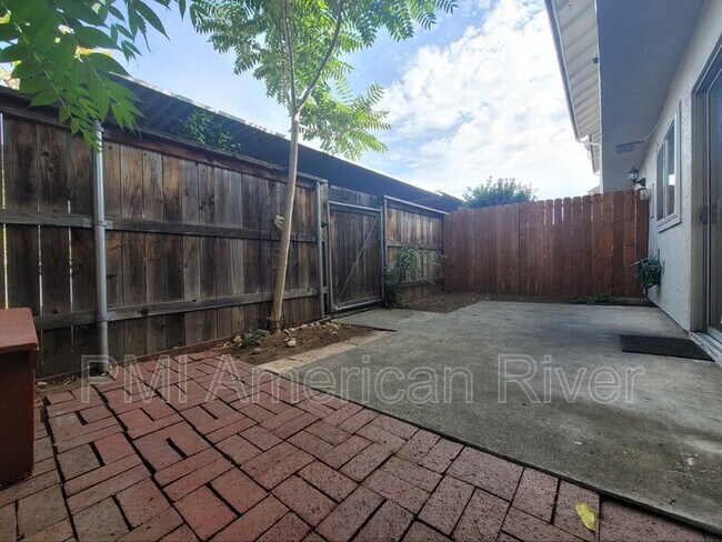 Building Photo - 5125 Gibbons Dr