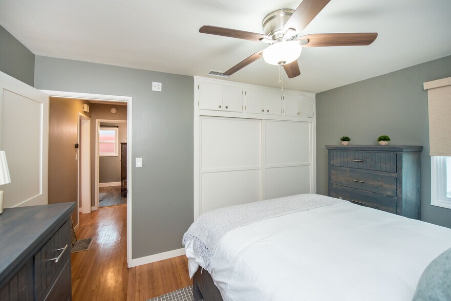 Building Photo - 250 N Clark St