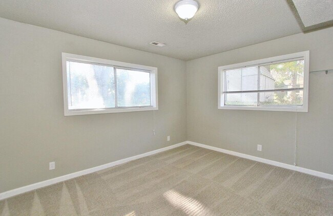 Building Photo - Spacious Home in Quiet Neighborhood