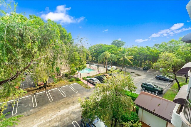 Building Photo - 2701 Riverside Dr