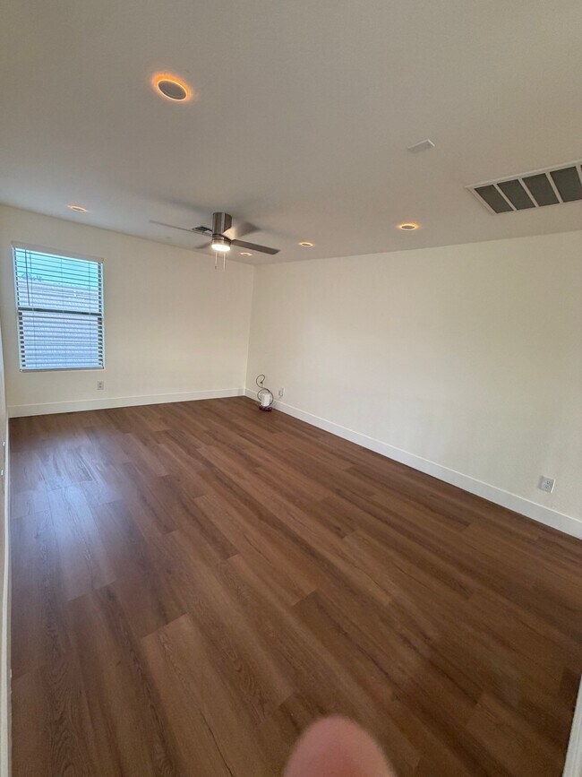 Building Photo - 2741 E Quiet Hollow Ln